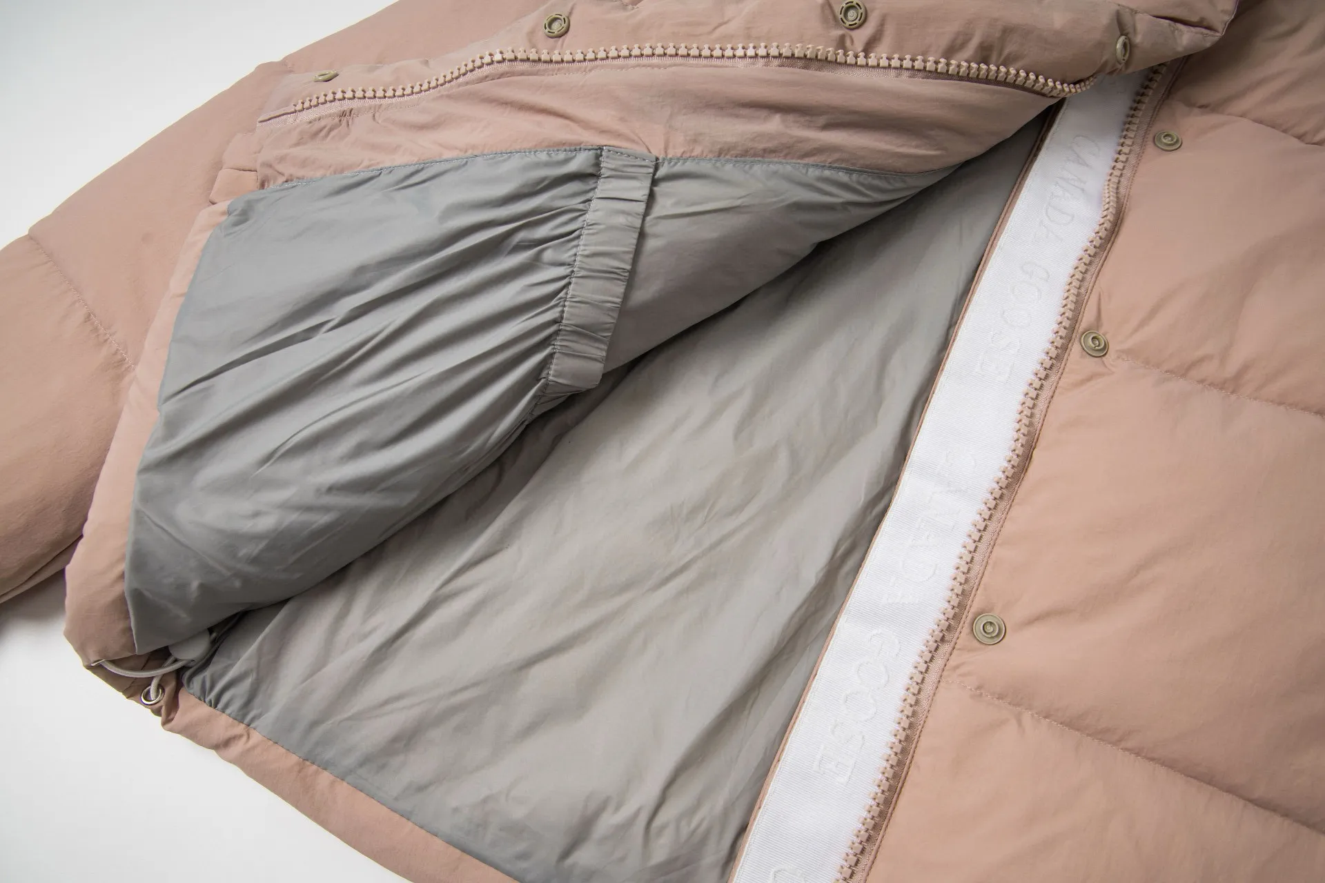 P770 model number: G124 Canada Goose PASTELS series new Parker couple's hooded down jacket 1️⃣The fabric is made of soft EnduraLuxe fabric, which enhances the durability of easy-to-wear parts, is lightweight and durable; the inner liner is made of anti-velvet gallbladder, which is comfortable and soft without velvet. It has a detachable hood, can be adjusted in two directions, and is also filled with down, which brings greater softness and wrapping around the head and neck, and is full of warmth. This parka features white trim on the back and sides, and the hardware locks are all original and custom-made to match the muted fabric color. Goose label: The official website’s new series of silicone material labels, non-embroidery labels. 2️⃣It is very youthful and energetic, and can be easily worn by both men and women. It is very in line with the fashion aesthetic concepts of today's young people! 3️⃣ A full set of customized accessories, complete with three standards, same style for men and women, a must-have for couples! Color: black, white, pink, stone gray, water-soluble blue Size: XS, S, M, L
